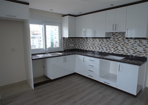 شقق ودوبلكس - ضمن مجمع سكني حديث -قريب من البحر والخدمات - في مهموتلار / الانيا 