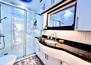 شقة مؤثثة - تصميم 1+2 - داخل مجمع فاخر - في منطقة مهموتلار / الانيا 