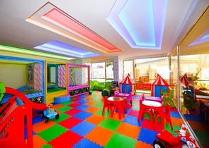 شقة مؤثثة - تصميم 1+2 - داخل مجمع فاخر - في منطقة مهموتلار / الانيا 