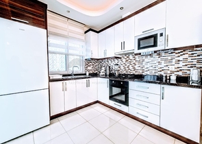 شقة مؤثثة - تصميم 1+2 - داخل مجمع فاخر - في منطقة مهموتلار / الانيا 