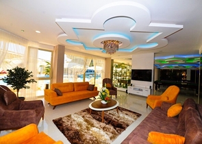 شقة مؤثثة - تصميم 1+2 - داخل مجمع فاخر - في منطقة مهموتلار / الانيا 