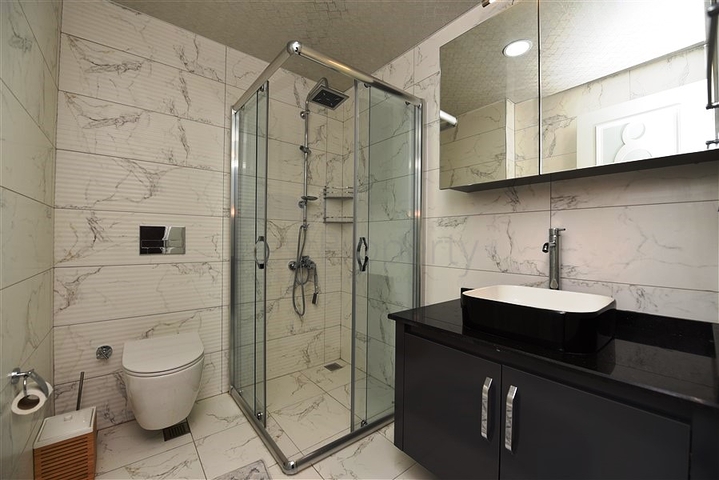 على البحر مباشرة - شقة 3 غرف وصالة -اثاث فاخر - في كاستل / الانيا 