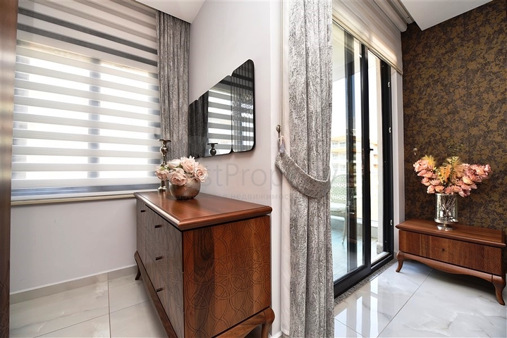 على البحر مباشرة - شقة 3 غرف وصالة -اثاث فاخر - في كاستل / الانيا 