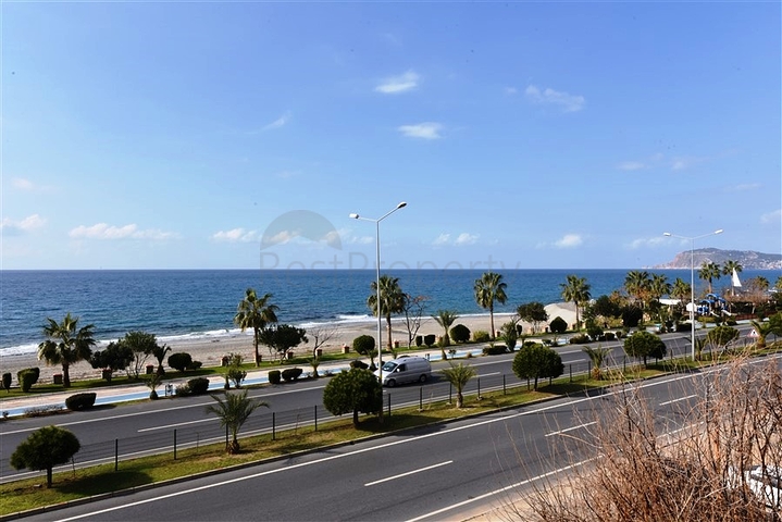 على البحر مباشرة - شقة 3 غرف وصالة -اثاث فاخر - في كاستل / الانيا 