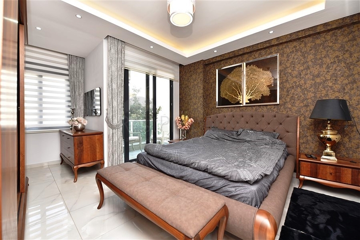 على البحر مباشرة - شقة 3 غرف وصالة -اثاث فاخر - في كاستل / الانيا 