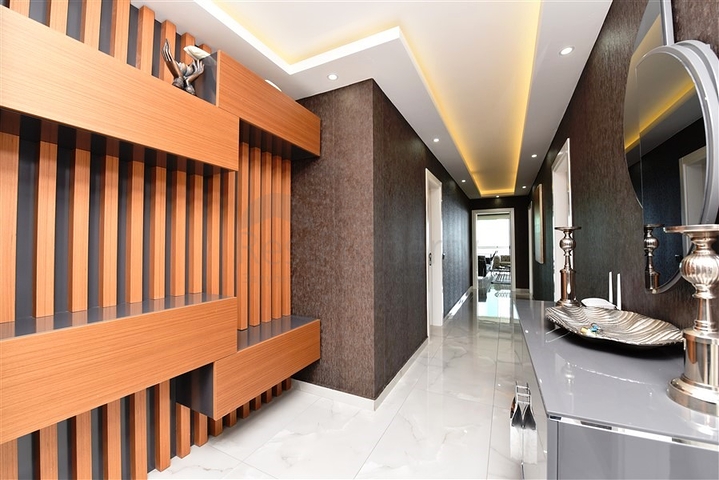 على البحر مباشرة - شقة 3 غرف وصالة -اثاث فاخر - في كاستل / الانيا 