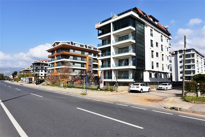 على البحر مباشرة - شقة 3 غرف وصالة -اثاث فاخر - في كاستل / الانيا 