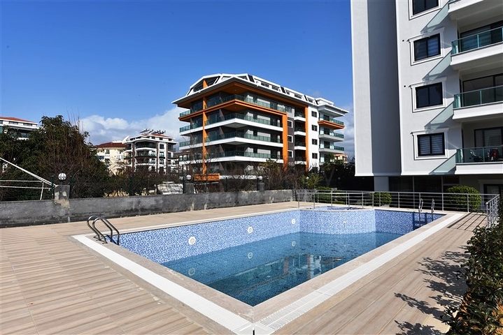 على البحر مباشرة - شقة 3 غرف وصالة -اثاث فاخر - في كاستل / الانيا 