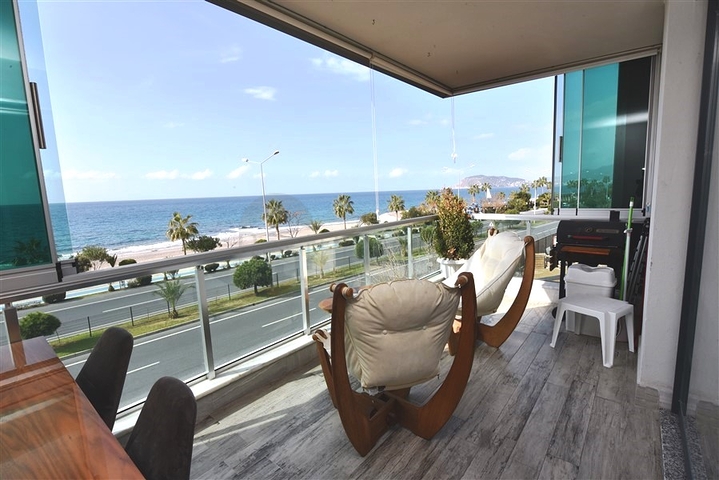 على البحر مباشرة - شقة 3 غرف وصالة -اثاث فاخر - في كاستل / الانيا 