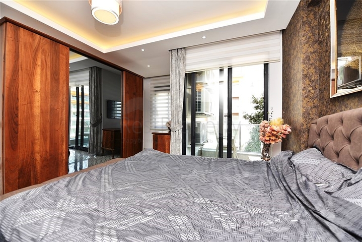 على البحر مباشرة - شقة 3 غرف وصالة -اثاث فاخر - في كاستل / الانيا 