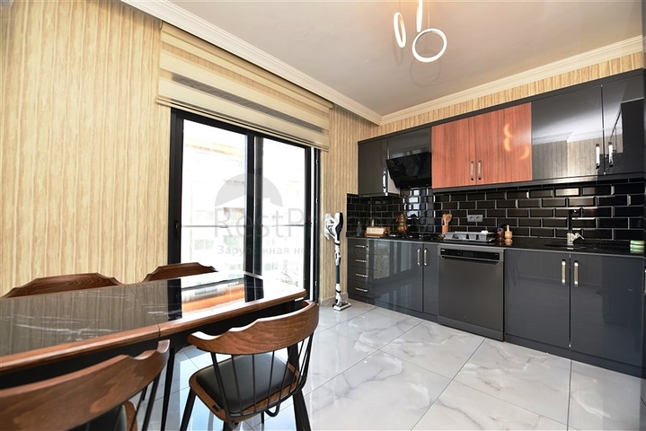 على البحر مباشرة - شقة 3 غرف وصالة -اثاث فاخر - في كاستل / الانيا 