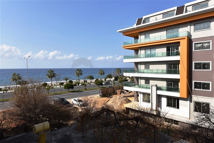 على البحر مباشرة - شقة 3 غرف وصالة -اثاث فاخر - في كاستل / الانيا 