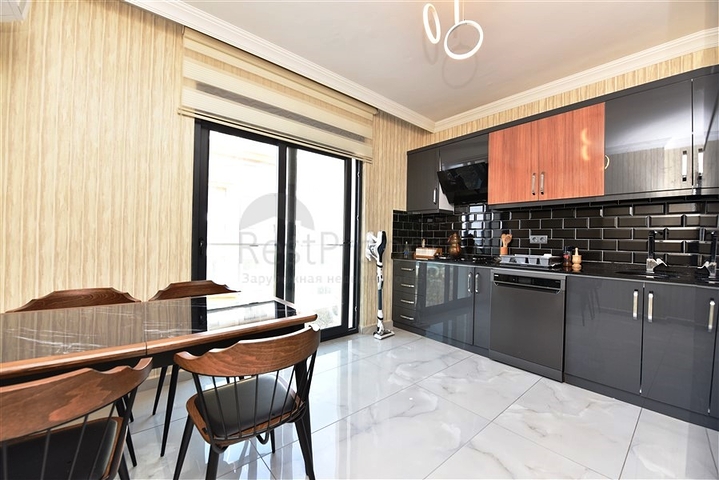 على البحر مباشرة - شقة 3 غرف وصالة -اثاث فاخر - في كاستل / الانيا 