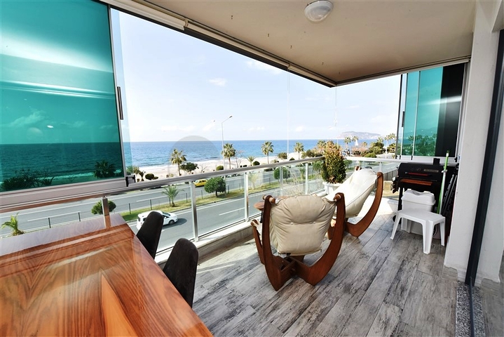 على البحر مباشرة - شقة 3 غرف وصالة -اثاث فاخر - في كاستل / الانيا 