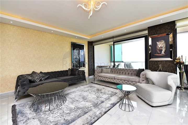 على البحر مباشرة - شقة 3 غرف وصالة -اثاث فاخر - في كاستل / الانيا 