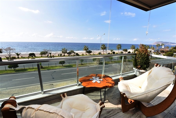 على البحر مباشرة - شقة 3 غرف وصالة -اثاث فاخر - في كاستل / الانيا 