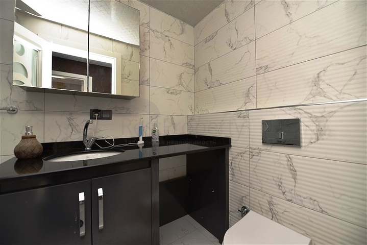 على البحر مباشرة - شقة 3 غرف وصالة -اثاث فاخر - في كاستل / الانيا 