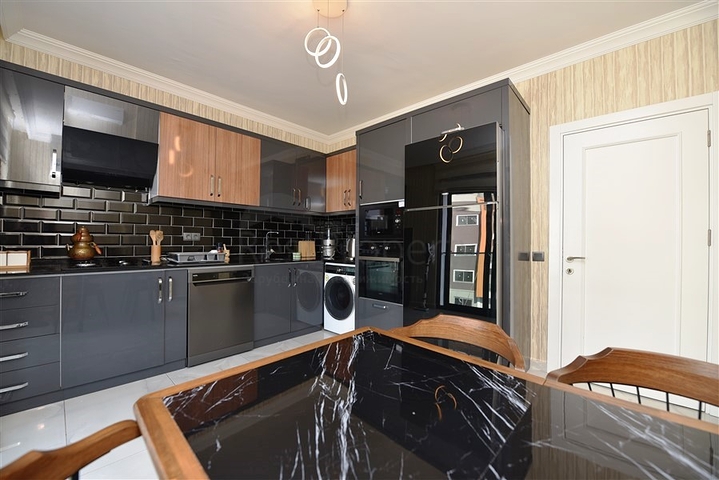 على البحر مباشرة - شقة 3 غرف وصالة -اثاث فاخر - في كاستل / الانيا 