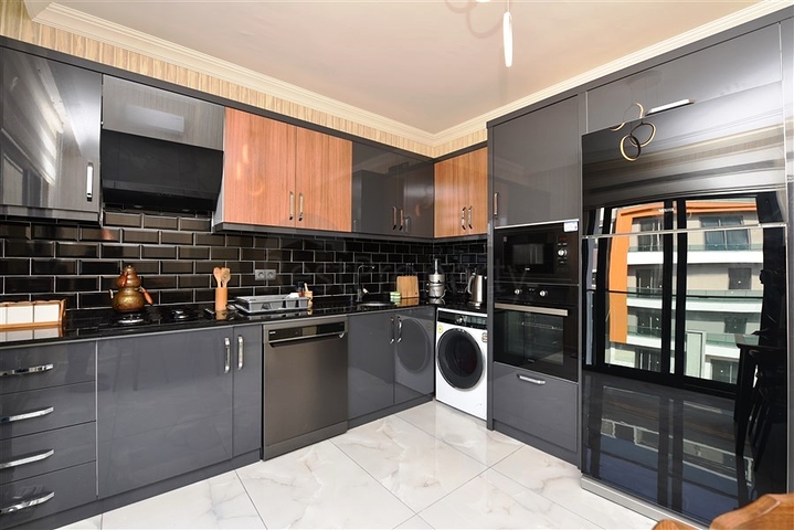 على البحر مباشرة - شقة 3 غرف وصالة -اثاث فاخر - في كاستل / الانيا 