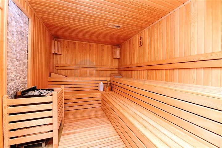 على البحر مباشرة - شقة 3 غرف وصالة -اثاث فاخر - في كاستل / الانيا 