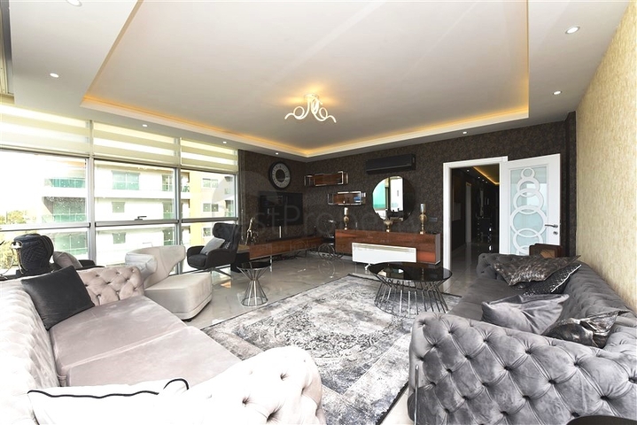 على البحر مباشرة - شقة 3 غرف وصالة -اثاث فاخر - في كاستل / الانيا 