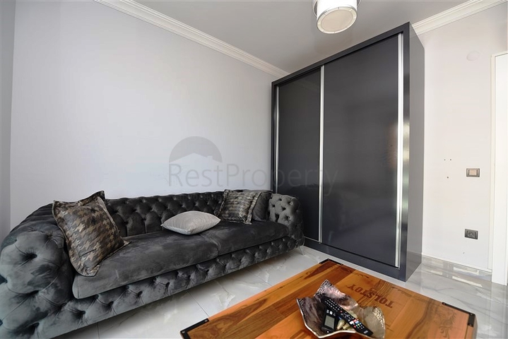 على البحر مباشرة - شقة 3 غرف وصالة -اثاث فاخر - في كاستل / الانيا 