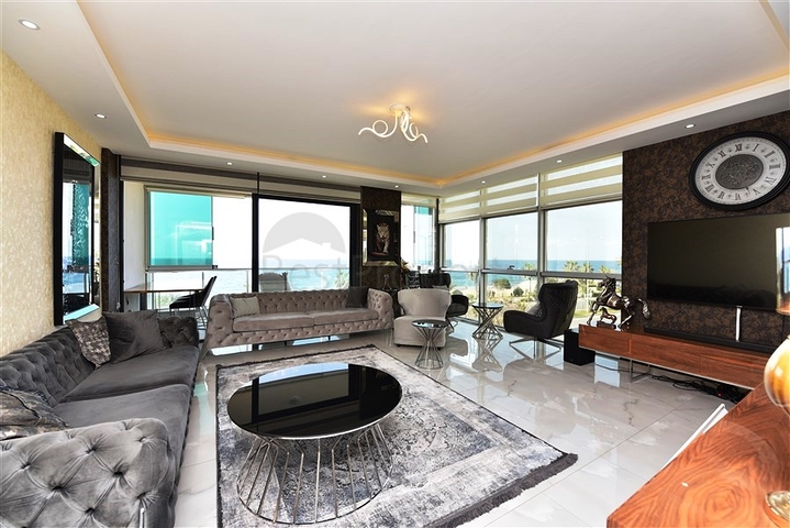 على البحر مباشرة - شقة 3 غرف وصالة -اثاث فاخر - في كاستل / الانيا 