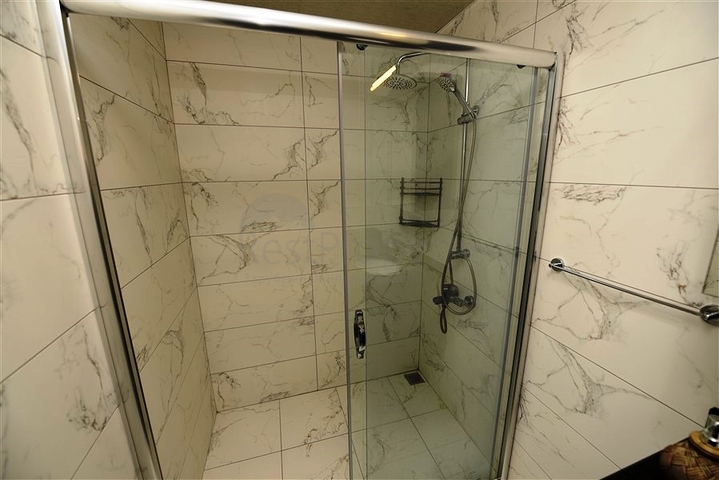 على البحر مباشرة - شقة 3 غرف وصالة -اثاث فاخر - في كاستل / الانيا 