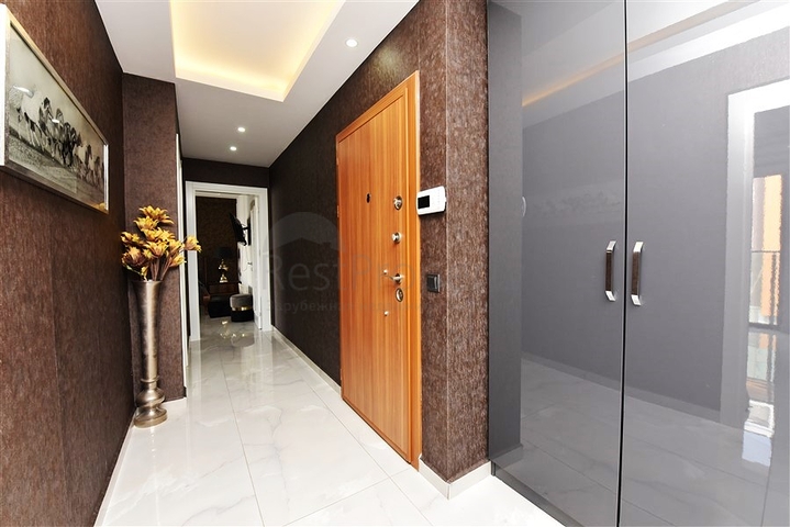 على البحر مباشرة - شقة 3 غرف وصالة -اثاث فاخر - في كاستل / الانيا 