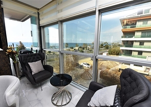 على البحر مباشرة - شقة 3 غرف وصالة -اثاث فاخر - في كاستل / الانيا 