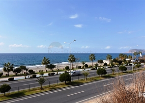 على البحر مباشرة - شقة 3 غرف وصالة -اثاث فاخر - في كاستل / الانيا 