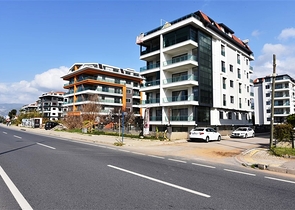 على البحر مباشرة - شقة 3 غرف وصالة -اثاث فاخر - في كاستل / الانيا 