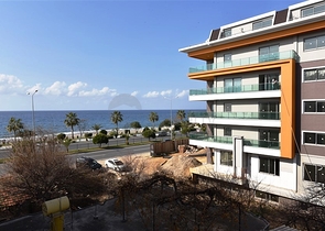 على البحر مباشرة - شقة 3 غرف وصالة -اثاث فاخر - في كاستل / الانيا 