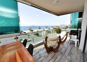 على البحر مباشرة - شقة 3 غرف وصالة -اثاث فاخر - في كاستل / الانيا 