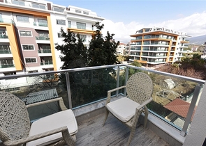 على البحر مباشرة - شقة 3 غرف وصالة -اثاث فاخر - في كاستل / الانيا 