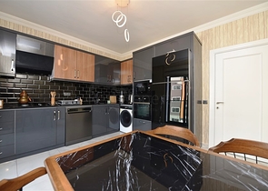 على البحر مباشرة - شقة 3 غرف وصالة -اثاث فاخر - في كاستل / الانيا 