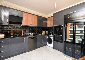 على البحر مباشرة - شقة 3 غرف وصالة -اثاث فاخر - في كاستل / الانيا 