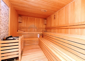 على البحر مباشرة - شقة 3 غرف وصالة -اثاث فاخر - في كاستل / الانيا 