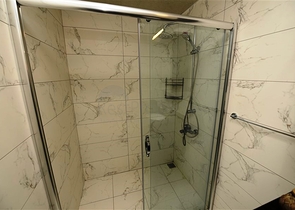 على البحر مباشرة - شقة 3 غرف وصالة -اثاث فاخر - في كاستل / الانيا 