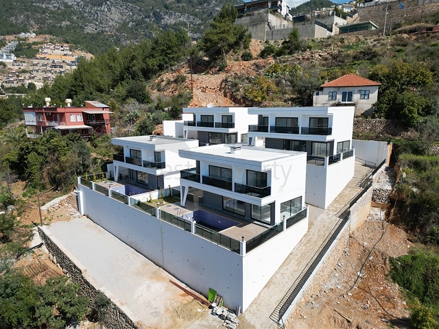 فلل فاخرة ومناسبة للجنسية التركية - اطلالة بحر - تصميم 3 غرف - في مركز الانيا 