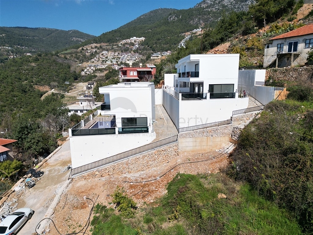 فلل فاخرة ومناسبة للجنسية التركية - اطلالة بحر - تصميم 3 غرف - في مركز الانيا 