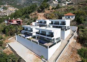 فلل فاخرة ومناسبة للجنسية التركية - اطلالة بحر - تصميم 3 غرف - في مركز الانيا 