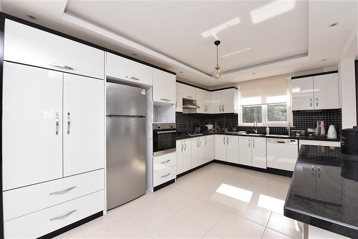 اطلالة بحر - دوبلكس 4 غرف وصالة - مفروشة - ضمن مجمع قريب من البحر -في كارجي جاك /الانيا 