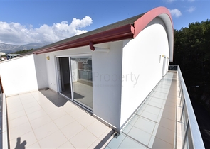 اطلالة بحر - دوبلكس 4 غرف وصالة - مفروشة - ضمن مجمع قريب من البحر -في كارجي جاك /الانيا 