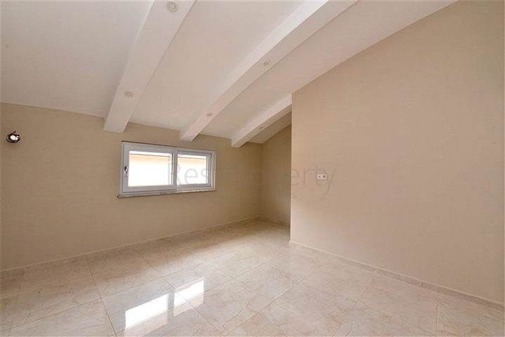 اطلالة مفتوحة - دوبلكس 3 غرف وصالة - في مركز الانيا 