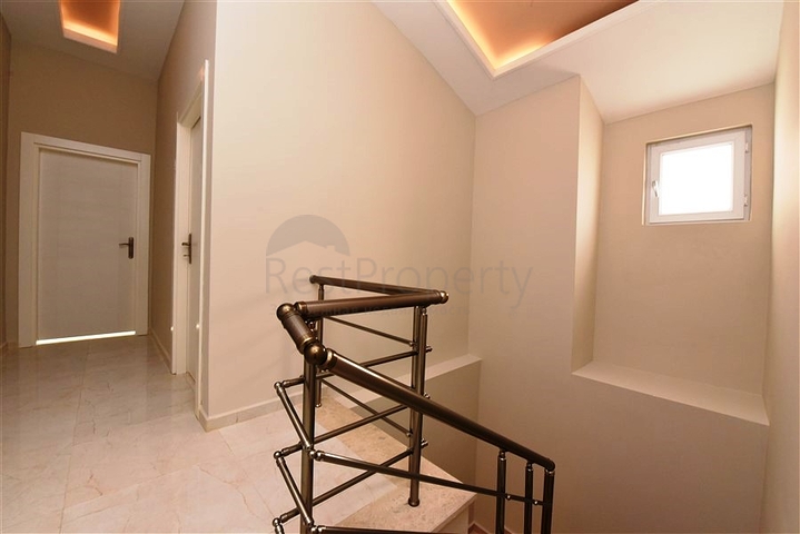 اطلالة مفتوحة - دوبلكس 3 غرف وصالة - في مركز الانيا 