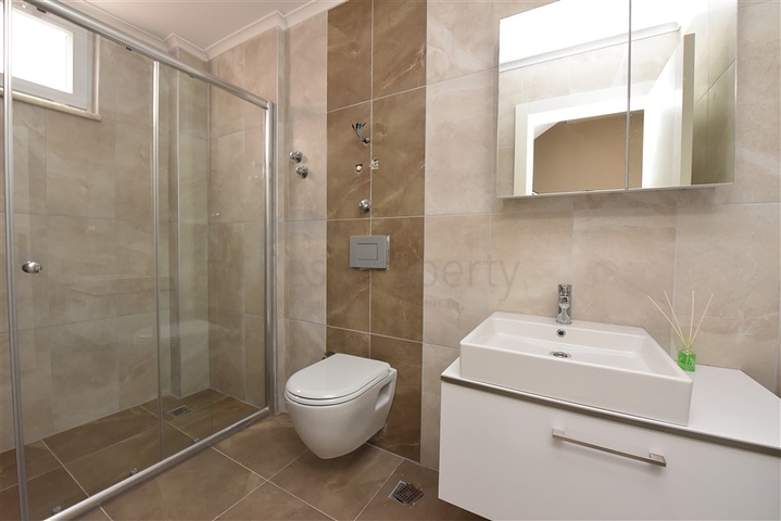 اطلالة مفتوحة - دوبلكس 3 غرف وصالة - في مركز الانيا 