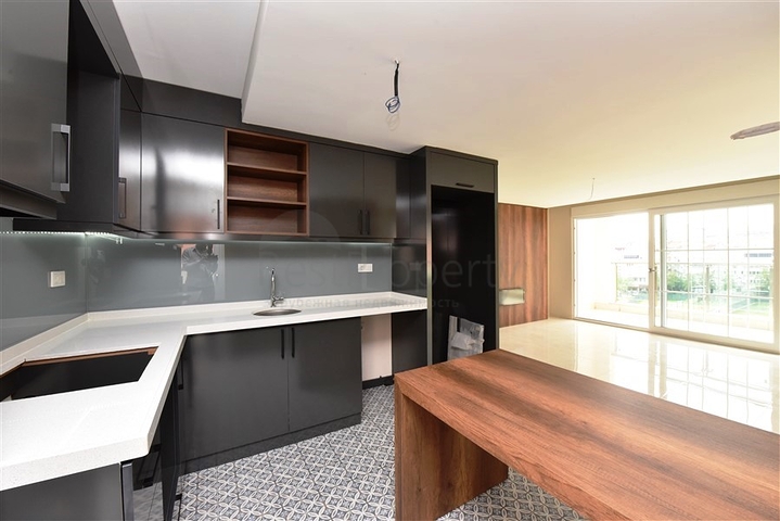 اطلالة مفتوحة - دوبلكس 3 غرف وصالة - في مركز الانيا 