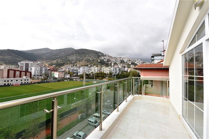 اطلالة مفتوحة - دوبلكس 3 غرف وصالة - في مركز الانيا 