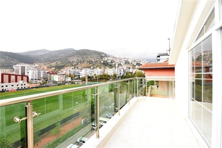 اطلالة مفتوحة - دوبلكس 3 غرف وصالة - في مركز الانيا 